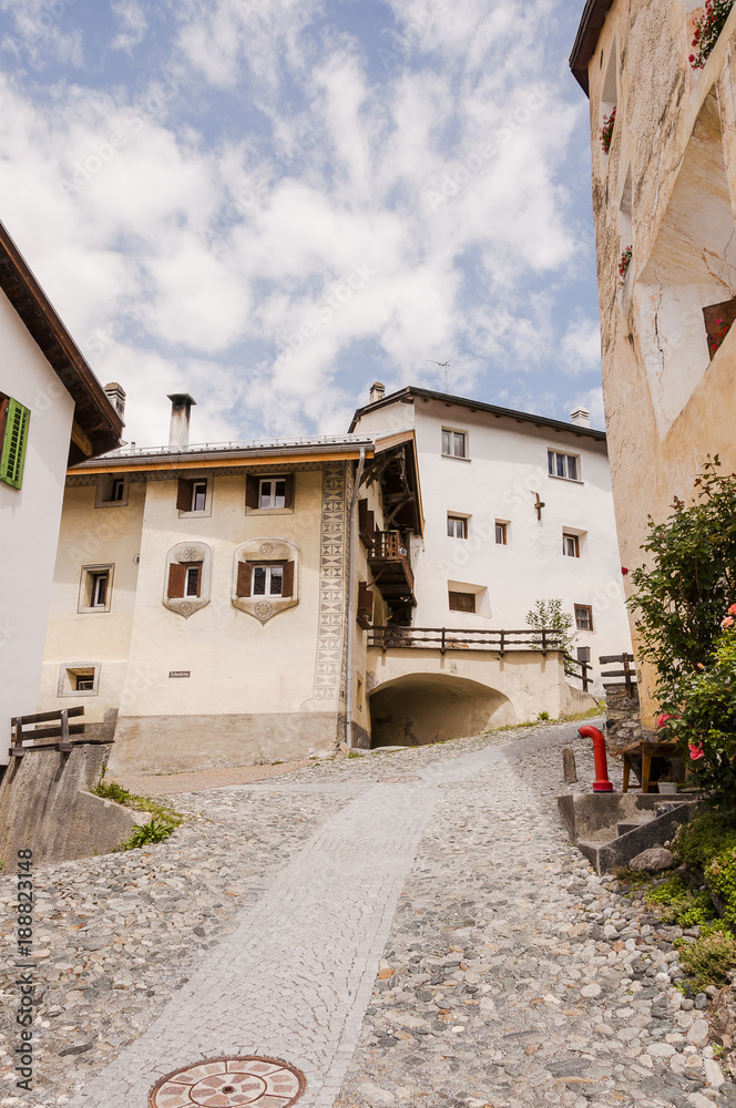 Fototapeta premium Scuol, Dorf, Bergdorf, Engadiner Dorf, Engadiner Häuser, historische Häuser, Engadin, Unterengadin, Graubünden, Alpen, Sommer, Schweiz