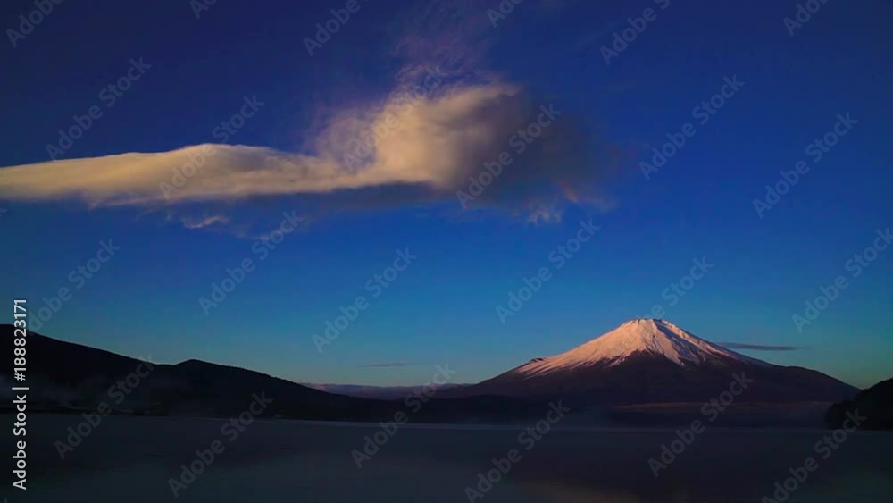 厳冬期の富士山と結氷した山中湖 厳冬期の富士山と結氷した山中湖