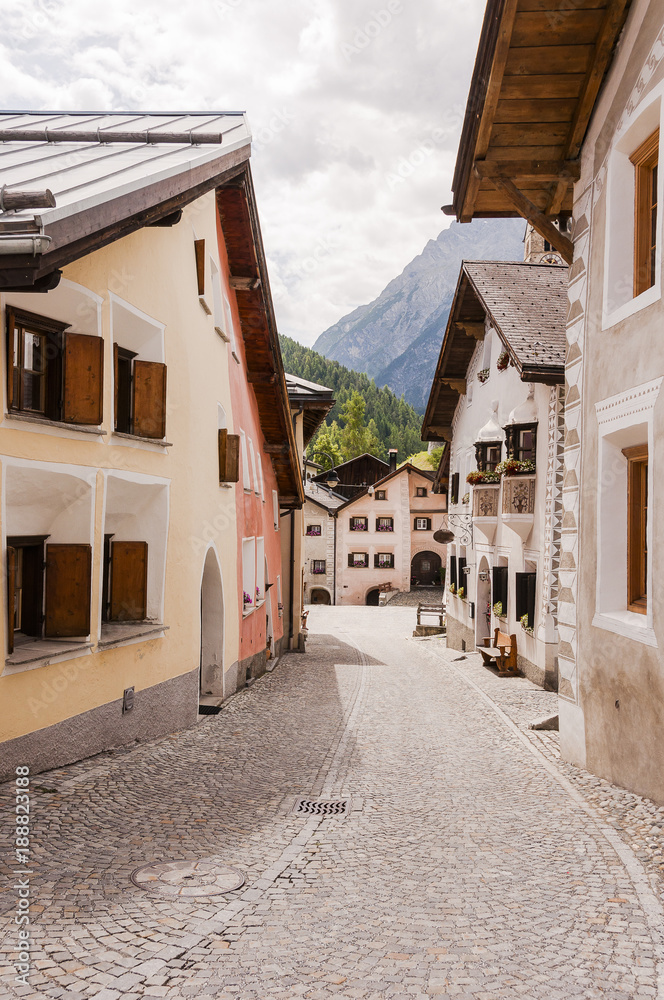 Scuol, Dorf, Bergdorf, Engadiner Dorf, Dorfstrasse, Engadiner Häuser, Engadin, Unterengadin, Alpen, Wanderweferien, Nationalpark, Graubünden, Sommer, Schweiz