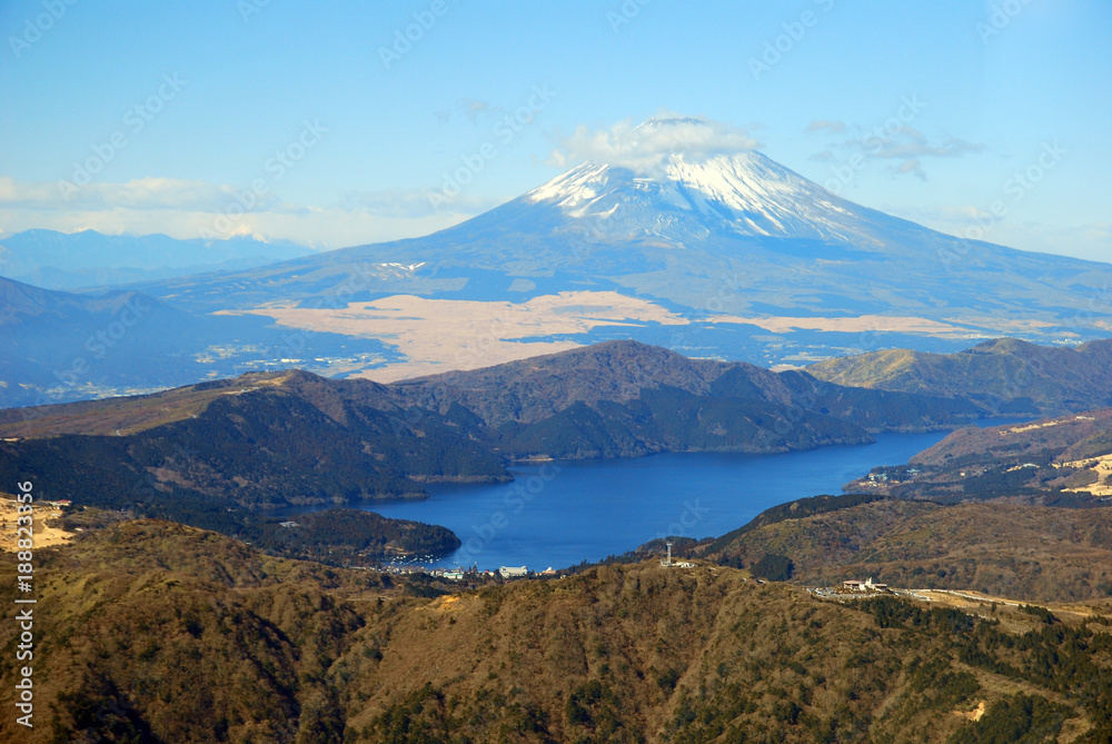 箱根上空から見た富士山と芦ノ湖