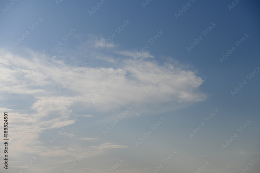  青空と飛行機雲「空想・雲のモンスターたち」もたつく、よろめく、ふらふらなどのイメージ