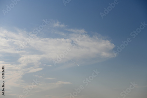  青空と飛行機雲「空想・雲のモンスターたち」もたつく、よろめく、ふらふらなどのイメージ © Ryuji
