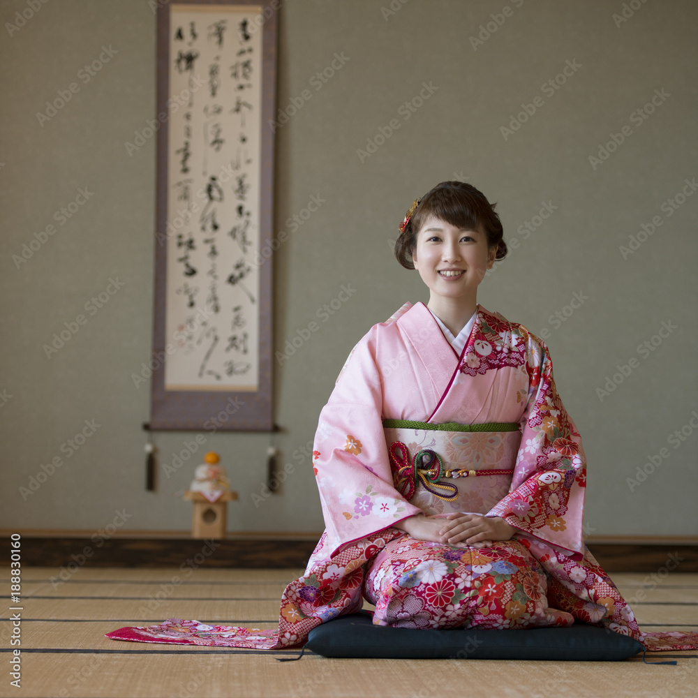 座布団の上に座り微笑む着物姿の女性 Stock Photo Adobe Stock