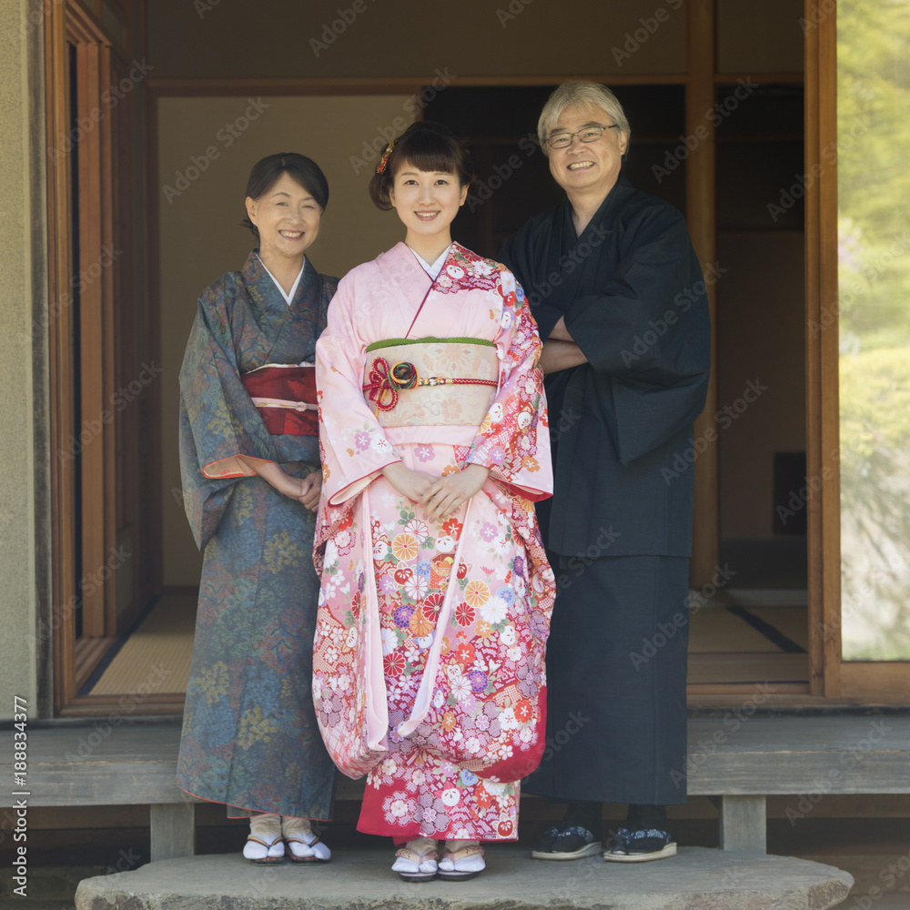 縁側で微笑む家族