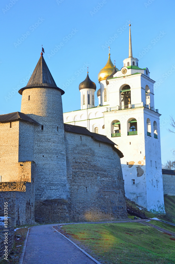 Стены древнего Псковского кремля и Троицкий собор освещаются вечерним январским солнцем