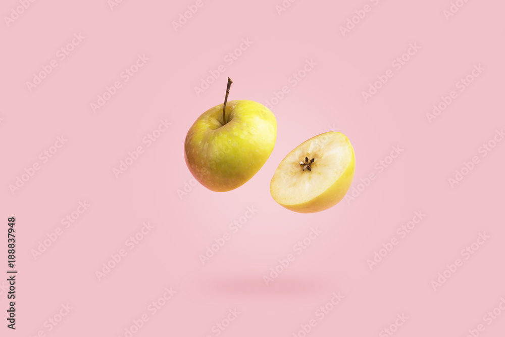 Fototapeta Plasterki jabłka na pastelowym różowym tle. Koncepcja minimalnej mody żywności