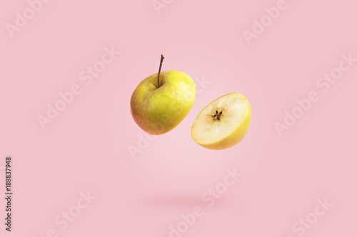 Fototapeta Plasterki jabłka na pastelowym różowym tle. Koncepcja minimalnej mody żywności