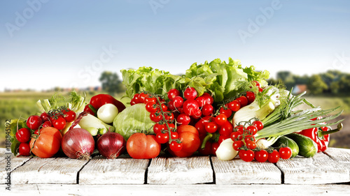 Naklejka czerwone warzywa i owoce na drewnie