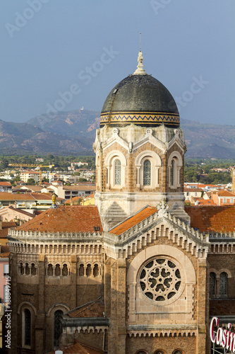 Wallpaper Mural La Basilique Notre-Dame de la Victoire à Saint-Raphaël, Var Torontodigital.ca