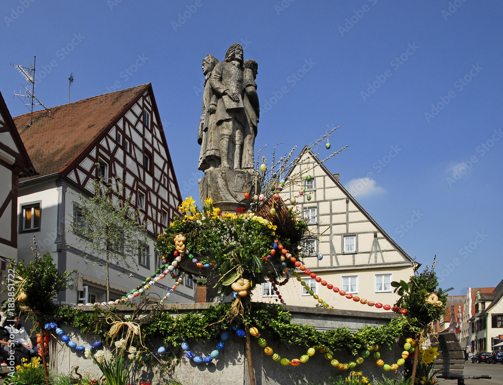 Fototapeta premium Österlich geschmückter Brunnen, Oettingen