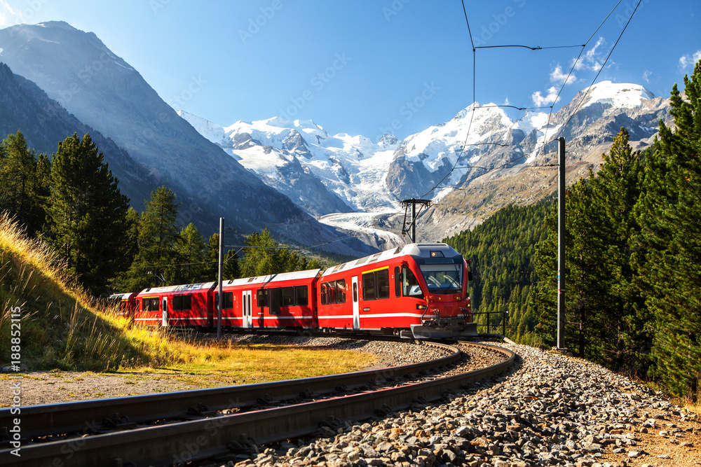 Naklejka premium pociąg w malowniczych szwajcarskich Alpach wokół berniny i lodowca moteratsch