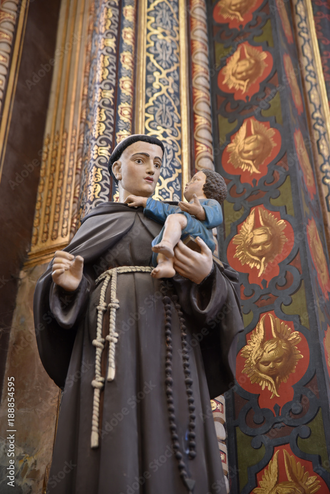 Naklejka premium Statue de saint Antoine à l'église Saint-Eustache à Paris, France