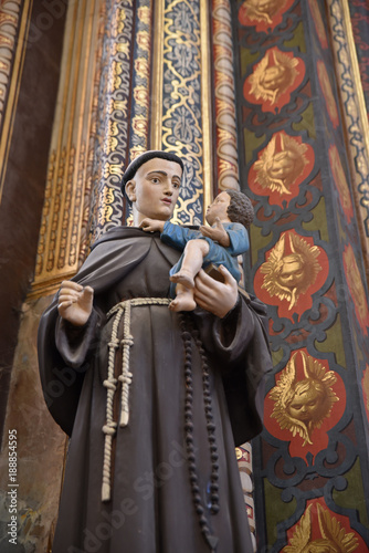 Statue de saint Antoine à l'église Saint-Eustache à Paris, France