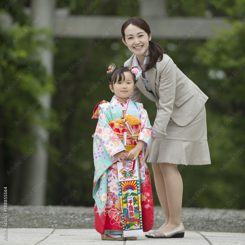 七五三の女の子と母親 七五三の女の子と母親