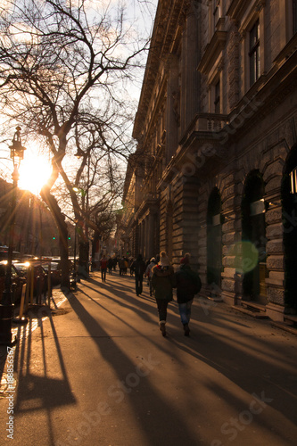 Photography Abendspaziergang bei Sonnenuntergang auf der Andrássy útca Straße in Budapest, d