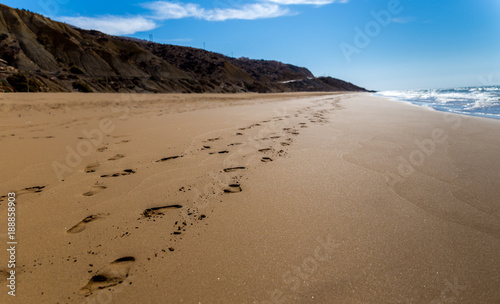 Empreintes de pas sur une plage déserte