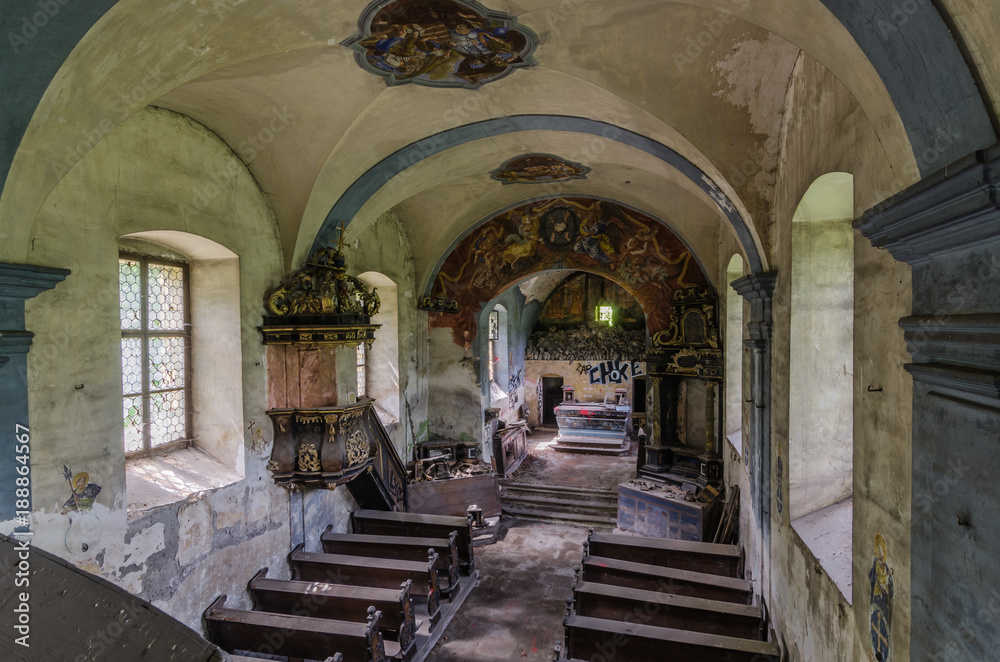 blick von chorempore in verlassener kirche