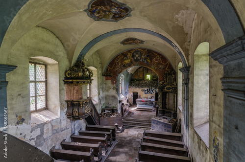 blick von chorempore in verlassener kirche © thomaseder