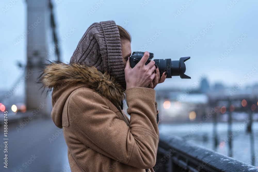Obraz premium Young woman photographed hipster city with bridge