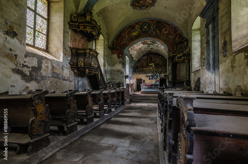 alte kirche im wald und bergen