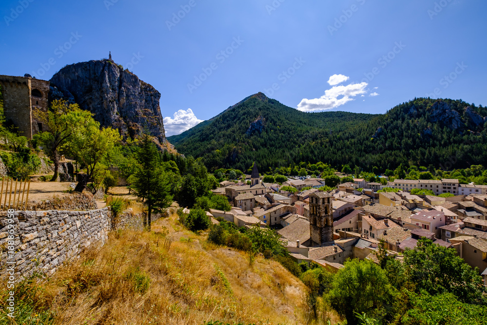 Vue panoramique sur le village de Castellane, Provence, France.