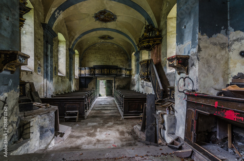 alte verlassene kirche eingang
