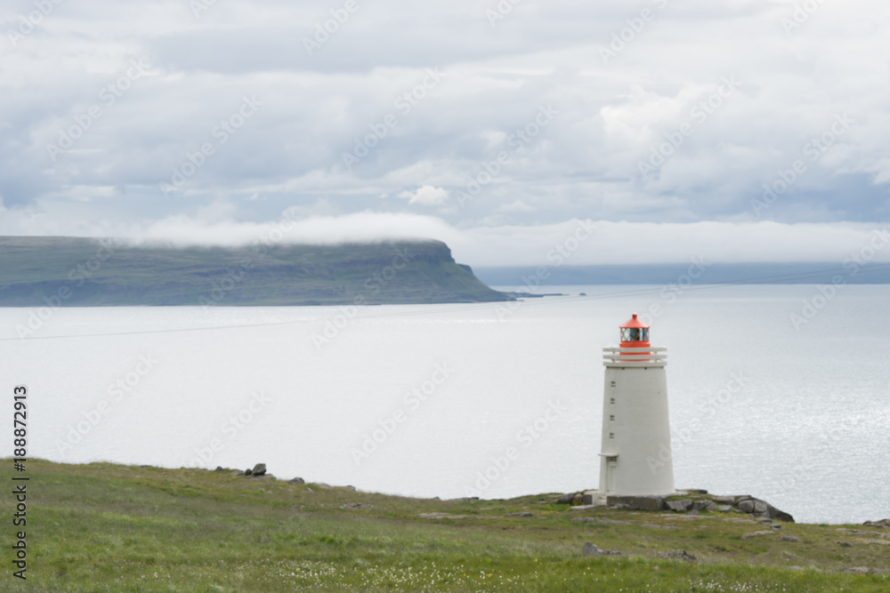 Küsten-Landschaft Vatnsnes - Halbinsel mit Leuchtturm / Nord-Island
