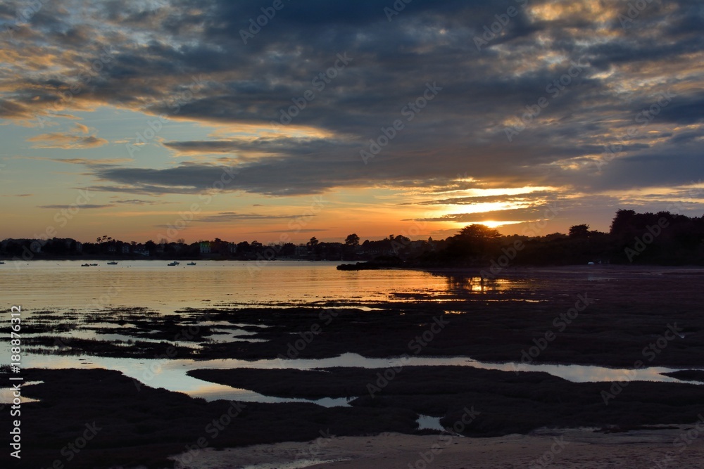 Naklejka premium Coucher du soleil sur la baie du Mont-Saint-Michel vu depuis la plage de Saint-Benoît-des-Ondes