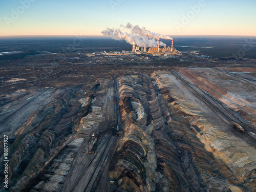 Widok z lotu ptaka na kopalnię odkrywkową węgla brunatnego Bełchatów