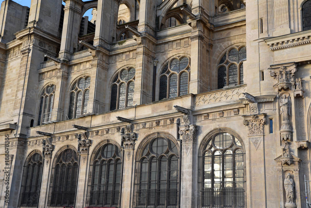 Fenêtres et contreforts de l'église Saint-Eustache à Paris, France