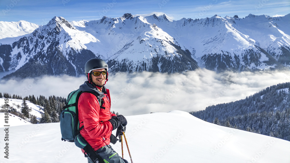 Freerider im Skigebiet vor Bergpanorama Freerider im Skigebiet vor Bergpanorama