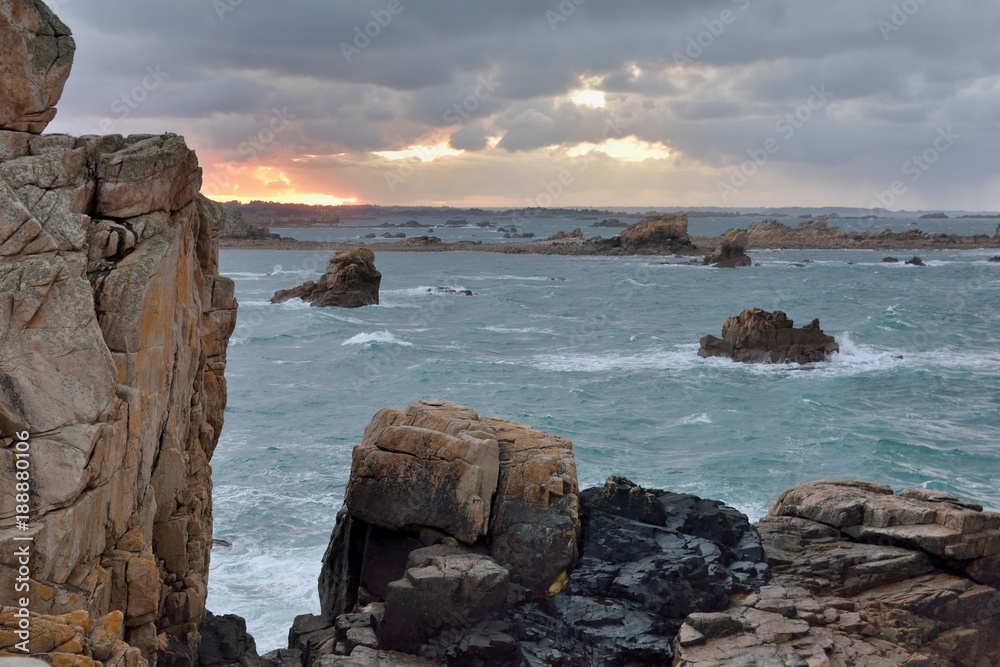 Paysage de mer dans la tempête en Bretagne à Plougrescant Paysage de mer dans la tempête en Bretagne à Plougrescant
