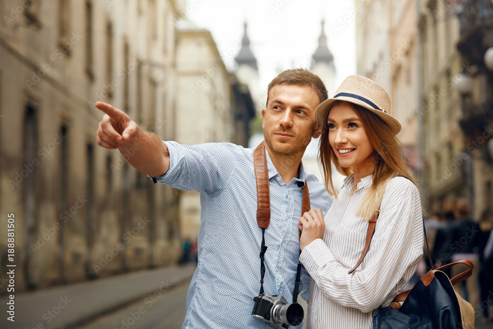 Obraz premium Travel. Couple Walking On Streets On Weekend Vacation
