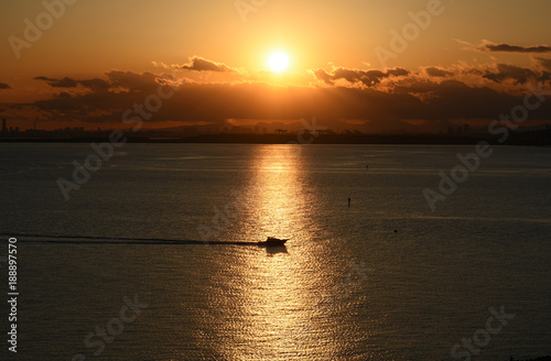 日本の都市風景「舞浜から見る東京湾や沈む太陽」（海にはボートなども見える）