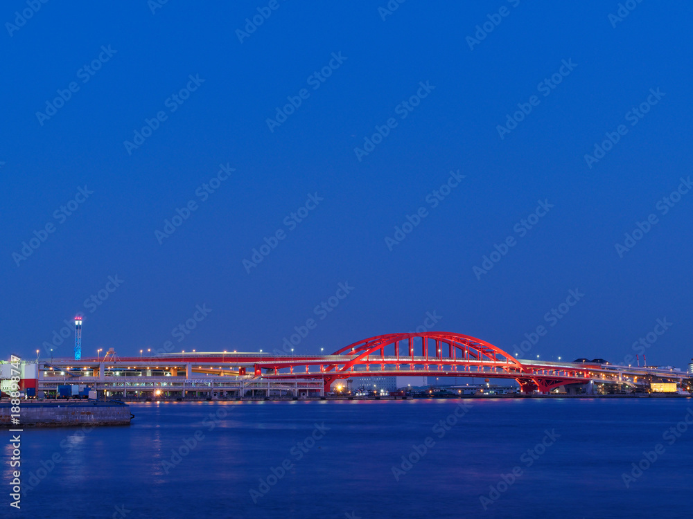 Obraz premium 新港第一突堤から見る夕暮れの神戸大橋