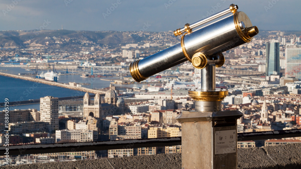 longue vue sur la ville de Marseille avec la cathédrale La Major longue vue sur la ville de Marseille avec la cathédrale La Major