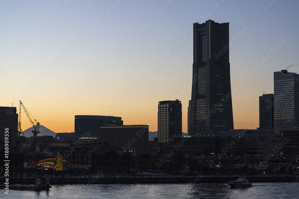 Fototapeta premium 夕暮れの横浜と遠方に見える日本の富士山