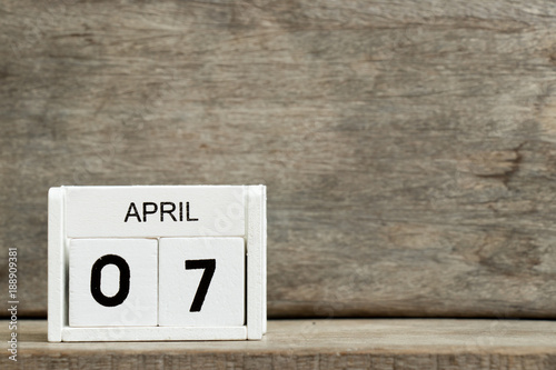 White block calendar present date 7 and month April on wood background © bankrx