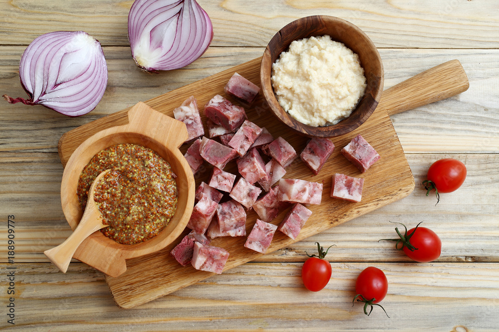 soppressata a cubetti con cipolla e salse varie su tavolo di cucina soppressata a cubetti con cipolla e salse varie su tavolo di cucina