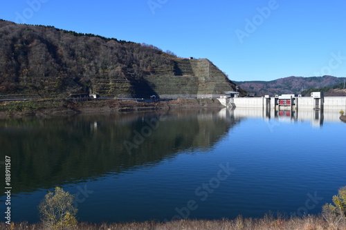 寒河江ダム ／ 山形県西川町にある、県内最大のダムです。ダムによって形成された人造湖は、月山より名を取って月山湖（がっさんこ）と命名され、財団法人ダム水源地環境整備センターが選定する、ダム湖百選に選ばれています。