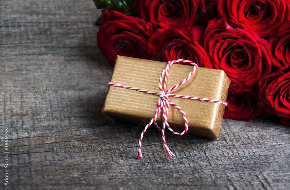 Fototapeta premium Red roses and gift box