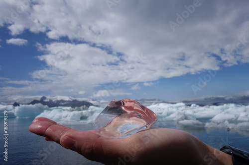 Fototapeta Naklejka Na Ścianę i Meble -  アイスランドの氷河湖、手に乗せた氷