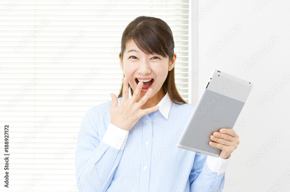 女性　ビジネス　驚き