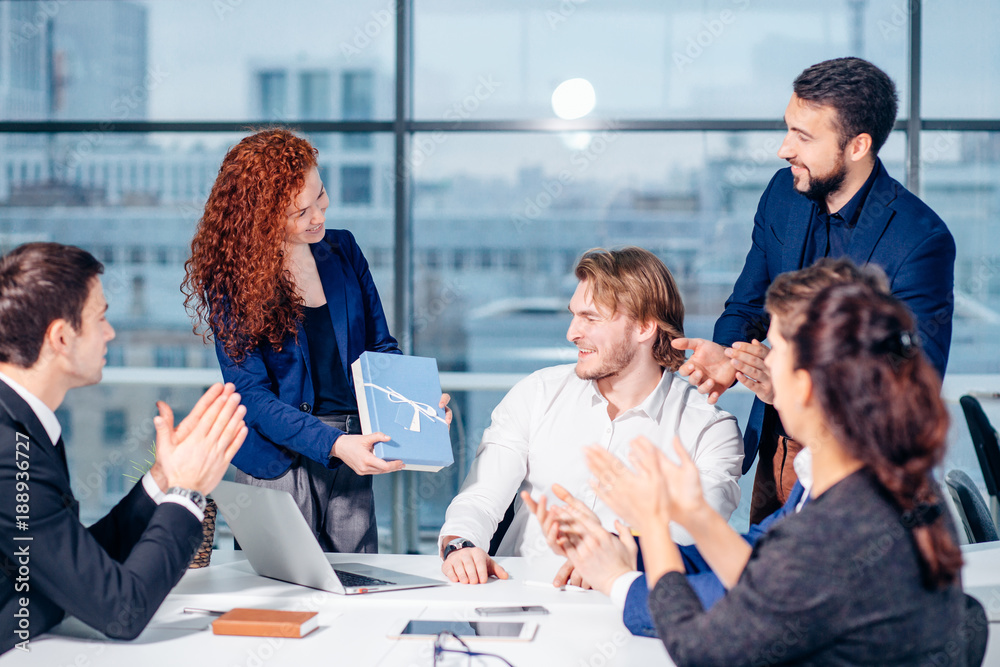 © alfa27 - Colleagues celebrating birthday party in office smiling giving presents to boss © alfa27 - Colleagues celebrating birthday party in office smiling giving presents to boss