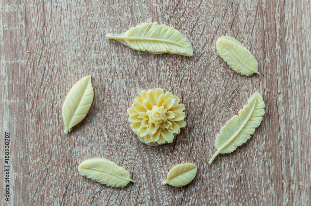 White chocolate ornaments. Flower, feathers and leaves molds. White chocolate ornaments. Flower, feathers and leaves molds.