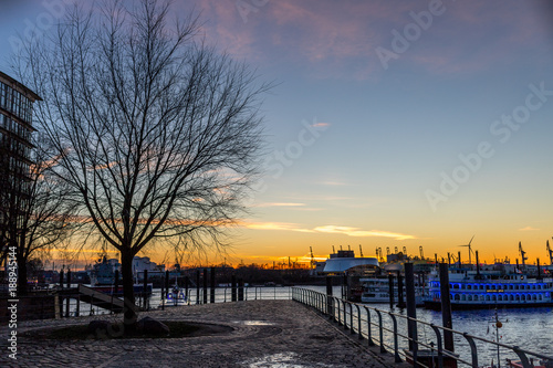 Sonnenuntergang am Hafen in Hamburg © parallel_dream