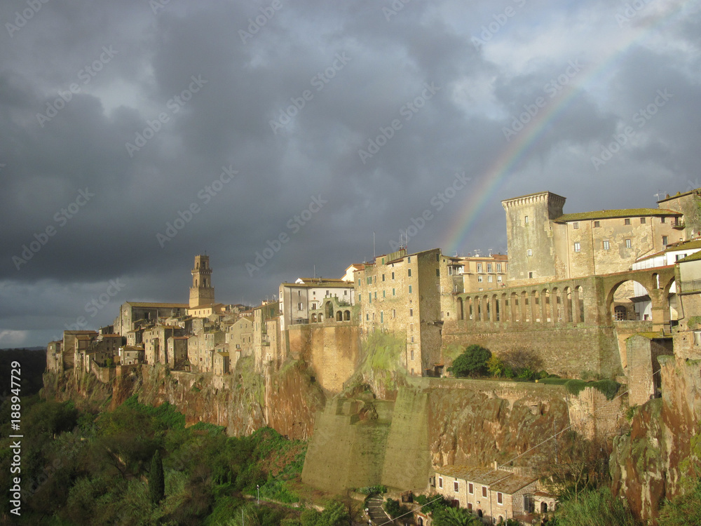 Borgo di Pitigliano con arcobaleno