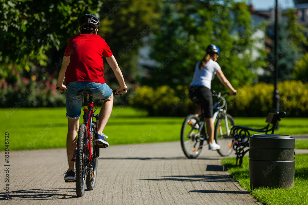 Naklejka premium Healthy lifestyle - people riding bicycles in city park