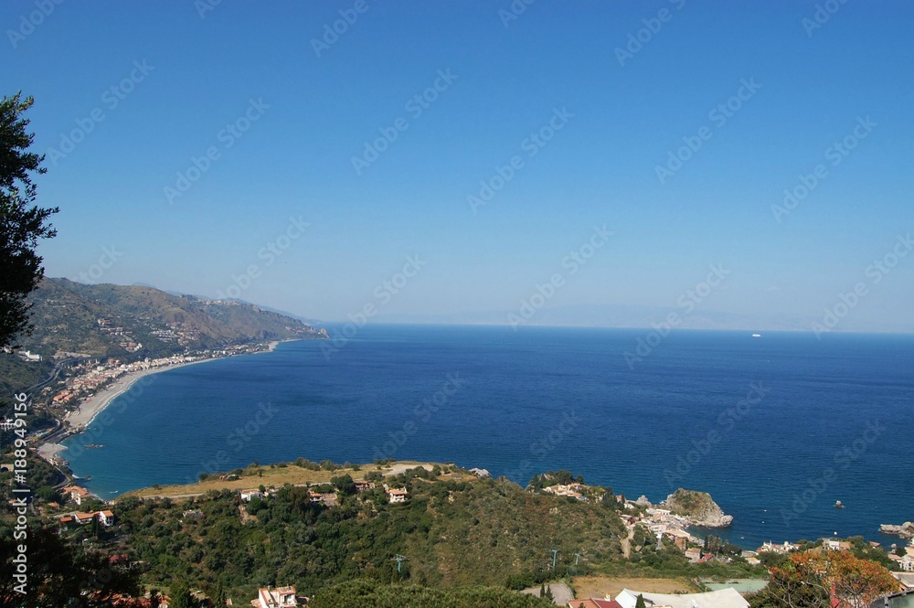 panorama dallo stretto di Messina, nei dintorni di Taormina, di fronte la costa Calabra