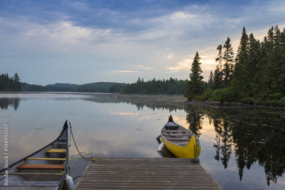 Fototapeta premium Letni poranek w Parku Narodowym La Mauricie, Quebec, Kanada